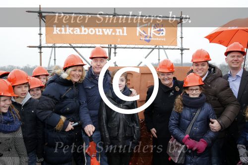 Utrecht 15 maart 2013
Frans Bauer Andre v Duin Antoinette Hertsenberg en Erica Terpstra leggen de eerste steen daar waar het nieuwe Kika kinderziekenhuis moet komen.
Peter Smulders bv