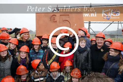 Utrecht 15 maart 2013
Frans Bauer Andre v Duin Antoinette Hertsenberg en Erica Terpstra leggen de eerste steen daar waar het nieuwe Kika kinderziekenhuis moet komen.
Peter Smulders bv