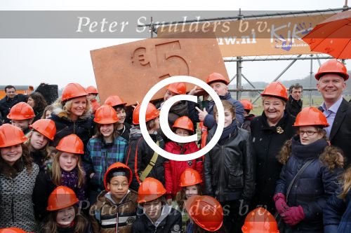 Utrecht 15 maart 2013
Frans Bauer Andre v Duin Antoinette Hertsenberg en Erica Terpstra leggen de eerste steen daar waar het nieuwe Kika kinderziekenhuis moet komen.
Peter Smulders bv