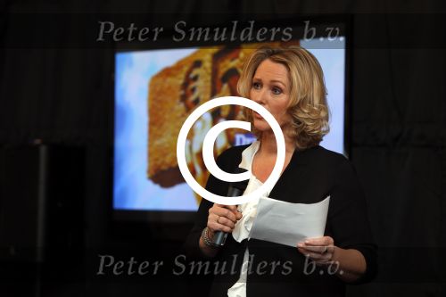 Utrecht 15 maart 2013
Frans Bauer Andre v Duin Antoinette Hertsenberg en Erica Terpstra leggen de eerste steen daar waar het nieuwe Kika kinderziekenhuis moet komen.
Peter Smulders bv