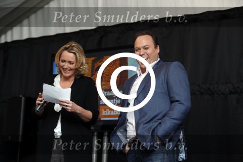 Utrecht 15 maart 2013
Frans Bauer Andre v Duin Antoinette Hertsenberg en Erica Terpstra leggen de eerste steen daar waar het nieuwe Kika kinderziekenhuis moet komen.
Peter Smulders bv