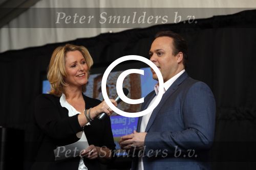 Utrecht 15 maart 2013
Frans Bauer Andre v Duin Antoinette Hertsenberg en Erica Terpstra leggen de eerste steen daar waar het nieuwe Kika kinderziekenhuis moet komen.
Peter Smulders bv