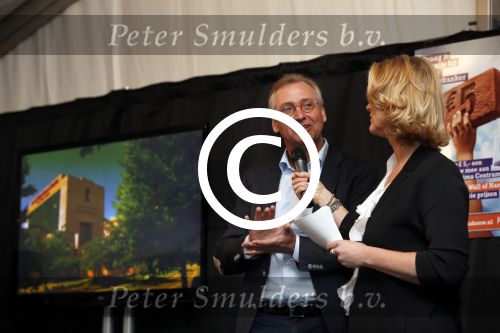 Utrecht 15 maart 2013
Frans Bauer Andre v Duin Antoinette Hertsenberg en Erica Terpstra leggen de eerste steen daar waar het nieuwe Kika kinderziekenhuis moet komen.
Peter Smulders bv