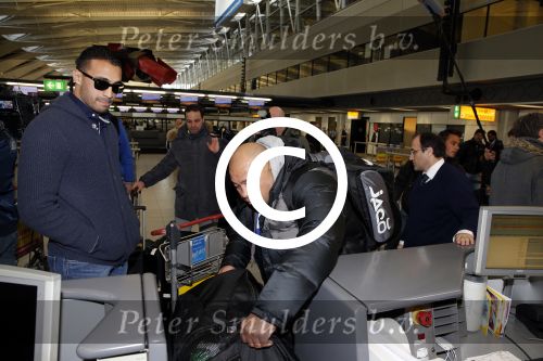 Schiphol 13 maart 2013
Badr Hari en Estelle Cruijff vertrekken vanaf schiphol naar Zagreb waar Badr een K1 event heeft. Badr met zijn trainer Mike
Peter Smulders bv