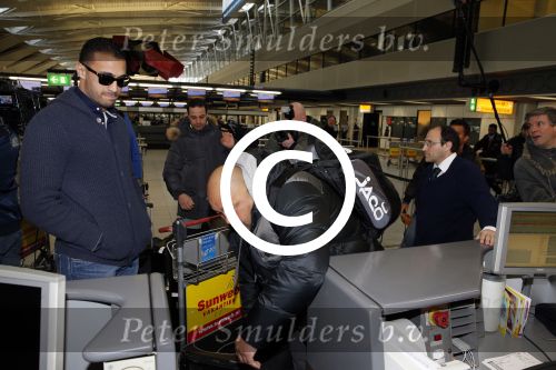 Schiphol 13 maart 2013
Badr Hari en Estelle Cruijff vertrekken vanaf schiphol naar Zagreb waar Badr een K1 event heeft. Badr met zijn trainer Mike
Peter Smulders bv