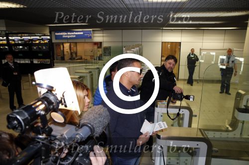 Schiphol 13 maart 2013
Badr Hari en Estelle Cruijff vertrekken vanaf schiphol naar Zagreb waar Badr een K1 event heeft.
Peter Smulders bv