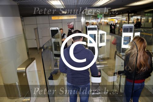 Schiphol 13 maart 2013
Badr Hari en Estelle Cruijff vertrekken vanaf schiphol naar Zagreb waar Badr een K1 event heeft.
Peter Smulders bv