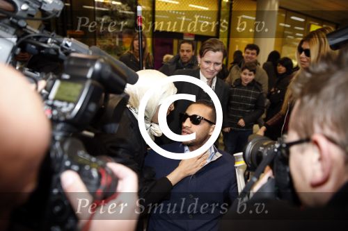 Schiphol 17 maart 2013
Badr Hari en Estelle Cruijff komen terug van de K1 finale in Zagreb waar Badr zijn voet gebroken heeft . Badr wordt in een rolstoel naar zijn auto gebracht. Badr met zijn moeder
Peter Smulders bv