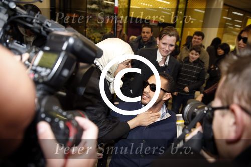 Schiphol 17 maart 2013
Badr Hari en Estelle Cruijff komen terug van de K1 finale in Zagreb waar Badr zijn voet gebroken heeft . Badr wordt in een rolstoel naar zijn auto gebracht. Badr met zijn moeder
Peter Smulders bv