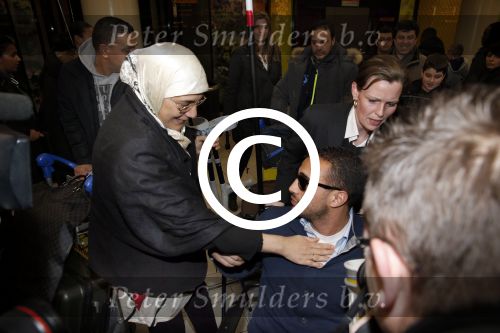Schiphol 17 maart 2013
Badr Hari en Estelle Cruijff komen terug van de K1 finale in Zagreb waar Badr zijn voet gebroken heeft . Badr wordt in een rolstoel naar zijn auto gebracht. Badr met zijn moeder
Peter Smulders bv