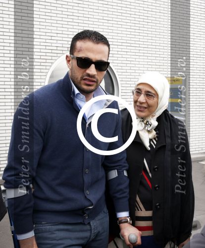 Schiphol 17 maart 2013
Badr Hari en Estelle Cruijff komen terug van de K1 finale in Zagreb waar Badr zijn voet gebroken heeft . Badr wordt in een rolstoel naar zijn auto gebracht. Badr met zijn moeder
Peter Smulders bv
