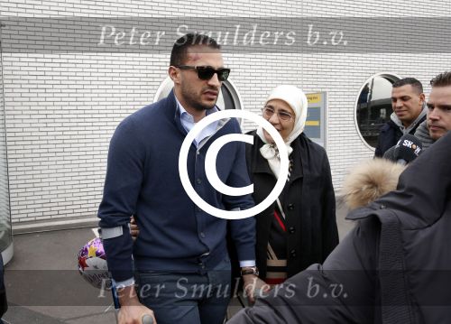 Schiphol 17 maart 2013
Badr Hari en Estelle Cruijff komen terug van de K1 finale in Zagreb waar Badr zijn voet gebroken heeft . Badr wordt in een rolstoel naar zijn auto gebracht. Badr met zijn moeder
Peter Smulders bv