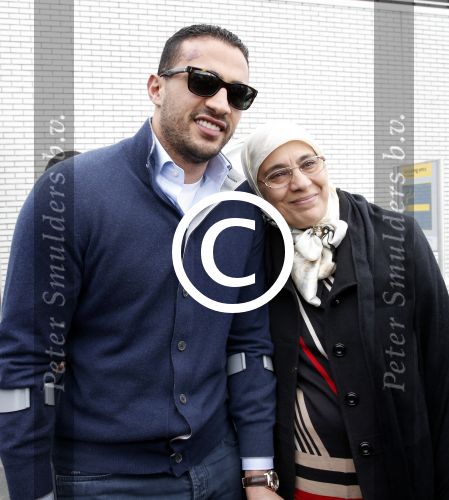 Schiphol 17 maart 2013
Badr Hari en Estelle Cruijff komen terug van de K1 finale in Zagreb waar Badr zijn voet gebroken heeft . Badr wordt in een rolstoel naar zijn auto gebracht. Badr met zijn moeder
Peter Smulders bv