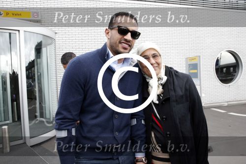 Schiphol 17 maart 2013
Badr Hari en Estelle Cruijff komen terug van de K1 finale in Zagreb waar Badr zijn voet gebroken heeft . Badr wordt in een rolstoel naar zijn auto gebracht. Badr met zijn moeder
Peter Smulders bv