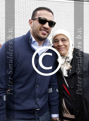 Schiphol 17 maart 2013
Badr Hari en Estelle Cruijff komen terug van de K1 finale in Zagreb waar Badr zijn voet gebroken heeft . Badr wordt in een rolstoel naar zijn auto gebracht. Badr met zijn moeder
Peter Smulders bv
