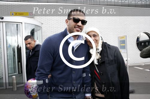 Schiphol 17 maart 2013
Badr Hari en Estelle Cruijff komen terug van de K1 finale in Zagreb waar Badr zijn voet gebroken heeft . Badr wordt in een rolstoel naar zijn auto gebracht. Badr met zijn moeder
Peter Smulders bv