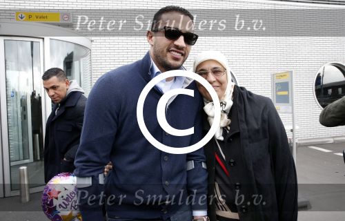 Schiphol 17 maart 2013
Badr Hari en Estelle Cruijff komen terug van de K1 finale in Zagreb waar Badr zijn voet gebroken heeft . Badr wordt in een rolstoel naar zijn auto gebracht. Badr met zijn moeder
Peter Smulders bv