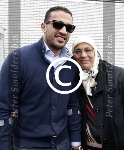 Schiphol 17 maart 2013
Badr Hari en Estelle Cruijff komen terug van de K1 finale in Zagreb waar Badr zijn voet gebroken heeft . Badr wordt in een rolstoel naar zijn auto gebracht. Badr met zijn moeder
Peter Smulders bv