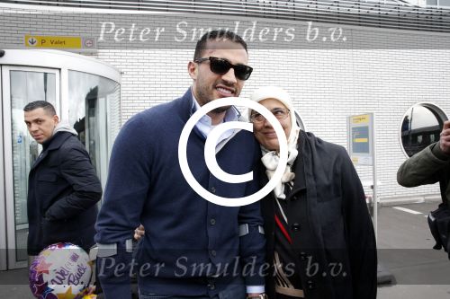 Schiphol 17 maart 2013
Badr Hari en Estelle Cruijff komen terug van de K1 finale in Zagreb waar Badr zijn voet gebroken heeft . Badr wordt in een rolstoel naar zijn auto gebracht. Badr met zijn moeder
Peter Smulders bv