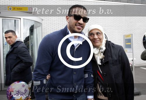 Schiphol 17 maart 2013
Badr Hari en Estelle Cruijff komen terug van de K1 finale in Zagreb waar Badr zijn voet gebroken heeft . Badr wordt in een rolstoel naar zijn auto gebracht. Badr met zijn moeder
Peter Smulders bv