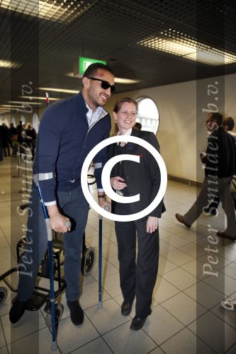 Schiphol 17 maart 2013
Badr Hari en Estelle Cruijff  komen terug van de K1 finale in Zagreb waar Badr zijn voet gebroken heeft . Badr wordt in een rolstoel naar zijn auto gebracht.
Peter Smulders bv