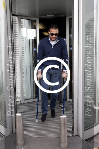 Schiphol 17 maart 2013
Badr Hari en Estelle Cruijff  komen terug van de K1 finale in Zagreb waar Badr zijn voet gebroken heeft . Badr wordt in een rolstoel naar zijn auto gebracht.
Peter Smulders bv