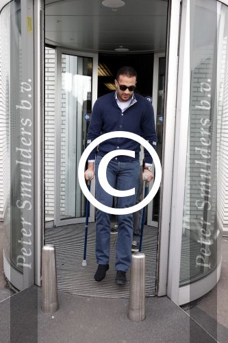 Schiphol 17 maart 2013
Badr Hari en Estelle Cruijff  komen terug van de K1 finale in Zagreb waar Badr zijn voet gebroken heeft . Badr wordt in een rolstoel naar zijn auto gebracht.
Peter Smulders bv