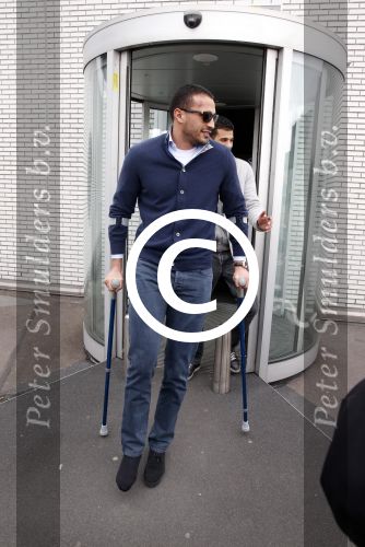 Schiphol 17 maart 2013
Badr Hari en Estelle Cruijff  komen terug van de K1 finale in Zagreb waar Badr zijn voet gebroken heeft . Badr wordt in een rolstoel naar zijn auto gebracht.
Peter Smulders bv