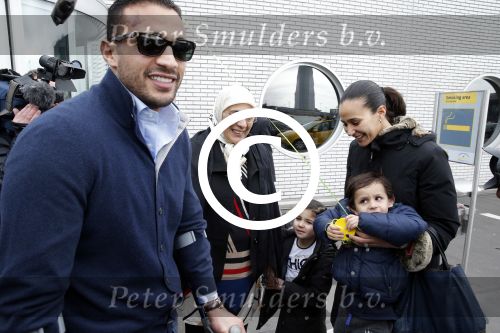 Schiphol 17 maart 2013
Badr Hari en Estelle Cruijff  komen terug van de K1 finale in Zagreb waar Badr zijn voet gebroken heeft . Badr wordt in een rolstoel naar zijn auto gebracht.
Peter Smulders bv