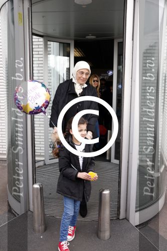Schiphol 17 maart 2013
Badr Hari en Estelle Cruijff komen terug van de K1 finale in Zagreb waar Badr zijn voet gebroken heeft . Badr wordt in een rolstoel naar zijn auto gebracht. moeder Badr
Peter Smulders bv