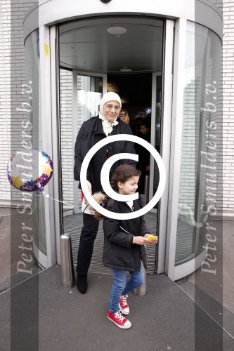 Schiphol 17 maart 2013
Badr Hari en Estelle Cruijff komen terug van de K1 finale in Zagreb waar Badr zijn voet gebroken heeft . Badr wordt in een rolstoel naar zijn auto gebracht. moeder Badr
Peter Smulders bv