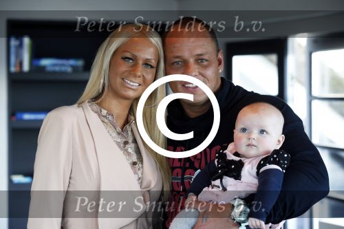 Loosdrecht 21 februari 2013
Presentatie rtl5 programma Huisje boompje Barbie met Samantha de Jong Michael v d Plas en dochter Angelina bij het witte huis.
Peter Smulders bv