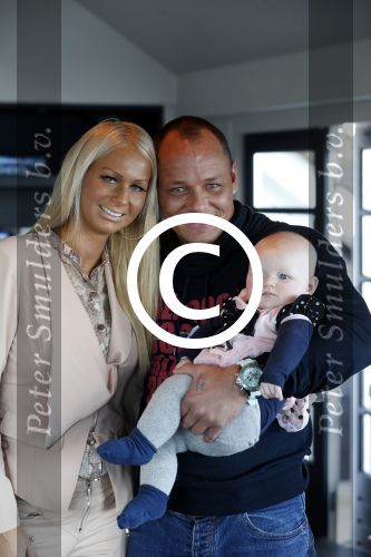 Loosdrecht 21 februari 2013
Presentatie rtl5 programma Huisje boompje Barbie met Samantha de Jong Michael v d Plas en dochter Angelina bij het witte huis.
Peter Smulders bv