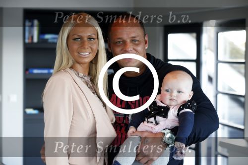 Loosdrecht 21 februari 2013
Presentatie rtl5 programma Huisje boompje Barbie met Samantha de Jong Michael v d Plas en dochter Angelina bij het witte huis.
Peter Smulders bv