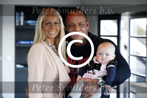 Loosdrecht 21 februari 2013
Presentatie rtl5 programma Huisje boompje Barbie met Samantha de Jong Michael v d Plas en dochter Angelina bij het witte huis.
Peter Smulders bv