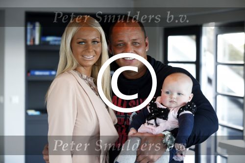 Loosdrecht 21 februari 2013
Presentatie rtl5 programma Huisje boompje Barbie met Samantha de Jong Michael v d Plas en dochter Angelina bij het witte huis.
Peter Smulders bv