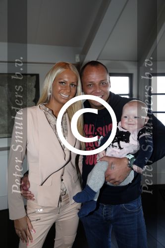 Loosdrecht 21 februari 2013
Presentatie rtl5 programma Huisje boompje Barbie met Samantha de Jong Michael v d Plas en dochter Angelina bij het witte huis.
Peter Smulders bv