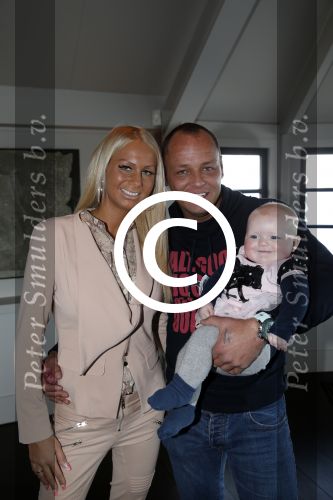 Loosdrecht 21 februari 2013
Presentatie rtl5 programma Huisje boompje Barbie met Samantha de Jong Michael v d Plas en dochter Angelina bij het witte huis.
Peter Smulders bv
