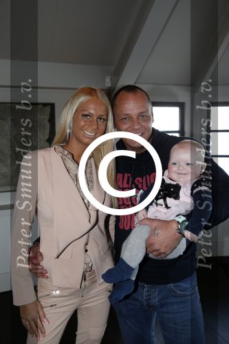 Loosdrecht 21 februari 2013
Presentatie rtl5 programma Huisje boompje Barbie met Samantha de Jong Michael v d Plas en dochter Angelina bij het witte huis.
Peter Smulders bv
