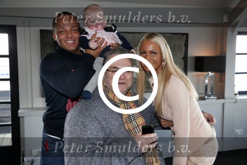 Loosdrecht 21 februari 2013
Presentatie rtl5 programma Huisje boompje Barbie met Samantha de Jong Michael v d Plas en dochter Angelina bij het witte huis. met Manager Jake Hampel
Peter Smulders bv