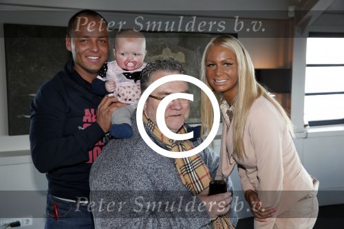 Loosdrecht 21 februari 2013
Presentatie rtl5 programma Huisje boompje Barbie met Samantha de Jong Michael v d Plas en dochter Angelina bij het witte huis. met Manager Jake Hampel
Peter Smulders bv