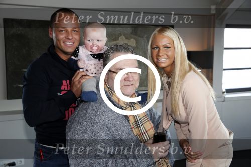 Loosdrecht 21 februari 2013
Presentatie rtl5 programma Huisje boompje Barbie met Samantha de Jong Michael v d Plas en dochter Angelina bij het witte huis. met Manager Jake Hampel
Peter Smulders bv