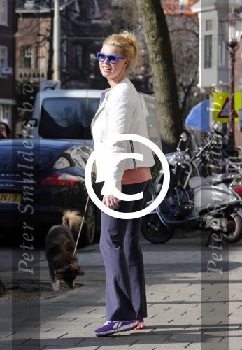 Amsterdam 5 maart 2013
Bridget Maasland laat haar hond uit.
Peter Smulders bv