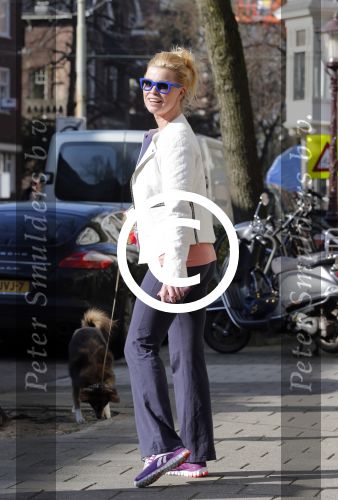 Amsterdam 5 maart 2013
Bridget Maasland laat haar hond uit.
Peter Smulders bv