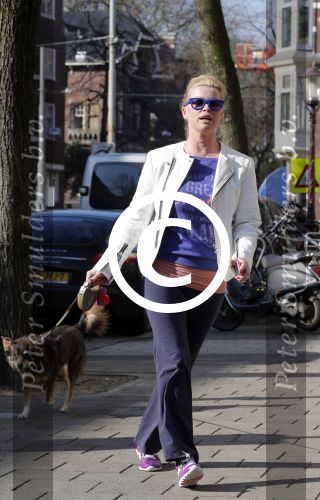 Amsterdam 5 maart 2013
Bridget Maasland laat haar hond uit.
Peter Smulders bv