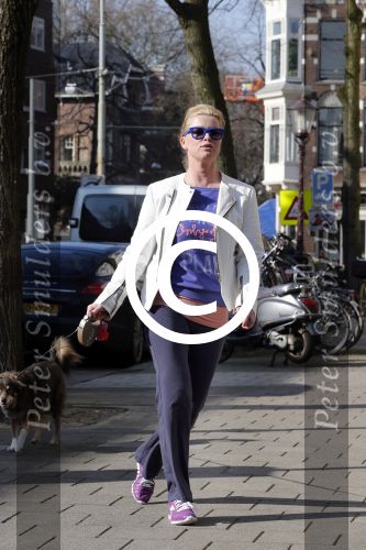 Amsterdam 5 maart 2013
Bridget Maasland laat haar hond uit.
Peter Smulders bv