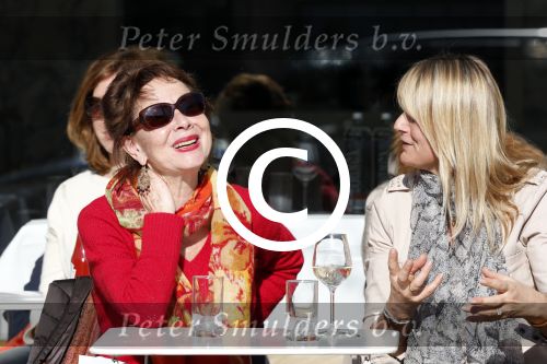 Amsterdam 4 maart 2013
Carolien v d Berg met een vriendin op terras bij George.
Peter Smulders bv