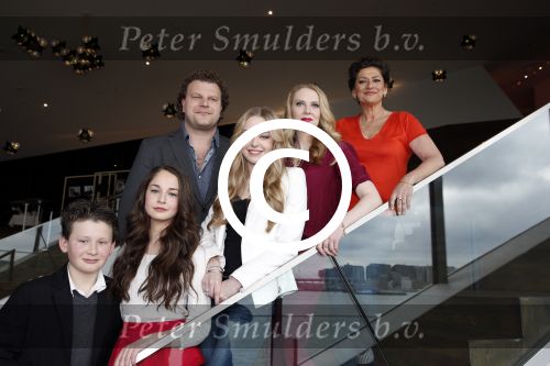 Amsterdam 11 maart 2013
PERPRESENTATIE \'AAF\', CASTFOTO VLNR. BENNIE GEEST, MECHTELD JONGERIUS, BAS KEIJZER, LISA ZWEERMAN, JELKA VAN HOUTEN EN ANNET MALHERBE
Peter Smulders bv