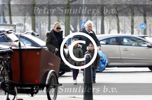 Amsterdam 18 maart 2013
Connie Breukhoven met haar hulp Jannie en kleinkinderen.
Peter Smulders bv
