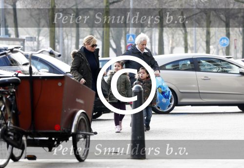 Amsterdam 18 maart 2013
Connie Breukhoven met haar hulp Jannie en kleinkinderen.
Peter Smulders bv